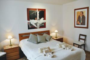 ein Schlafzimmer mit einem Bett mit zwei Handtüchern darauf in der Unterkunft Santiago Residence Guest House in Santiago do Cacém