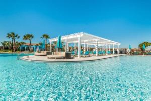 Бассейн в Stylish Cozy Family Getaway with Private Pool and Lake View или поблизости