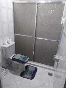 ein Bad mit einer Duschkabine und einem WC in der Unterkunft Família Souza in Cabo Frio