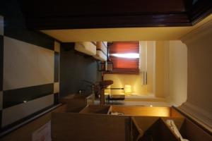 Blick auf ein Zimmer mit einem Tisch und einem Fenster in der Unterkunft Tyng Garden Hotel in Sandakan