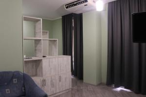 uma sala de estar com uma cómoda de madeira e um espelho em Batumi Loves you Apartment em Batumi