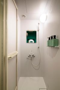 Room Inn Shanghai 横浜中華街 Room1-ABC في يوكوهاما: حمام مع دش ومغسلة