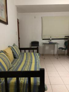 1 dormitorio con cama, mesa y pizarra en Bellas Artes en La Plata