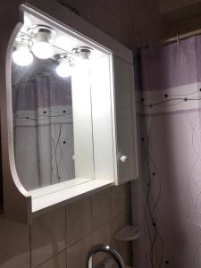 Cabina de baño con luz sobre un lavabo en Bellas Artes en La Plata