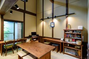 京都市にある京町家 楽遊 堀川五条のテーブル、椅子、デスクが備わる客室です。