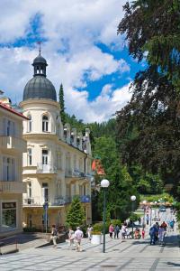 un grand bâtiment avec un dôme en haut dans l'établissement Villa Dagmar, à Luhačovice