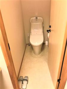 Cette petite chambre comprend une salle de bains pourvue de toilettes. dans l'établissement ゲストハウス三軒家, à Shirahama