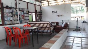 een woonkamer met een tafel en stoelen en een bank bij Pangkor Fish House in Pangkor
