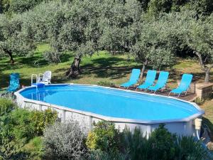 una piscina con tumbonas y un podlvisorvivisor en Il Fienile del Colle, en Pescia
