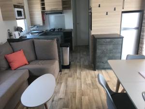 Kuchyň nebo kuchyňský kout v ubytování MOBIL HOME camping le Mar Estang bord de plage