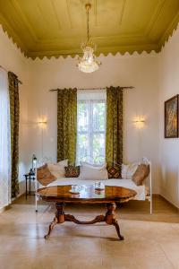salon z kanapą i stołem w obiekcie Kristina´s Apartments w mieście Rodos +37 zdjęć