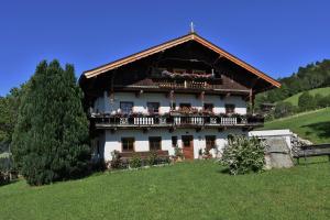 dom na wzgórzu z kwiatami na balkonie w obiekcie Fuchsbauer w mieście Hopfgarten im Brixental