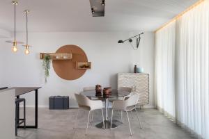 comedor con mesa y sillas en Beach Lux Apartment, en Haifa