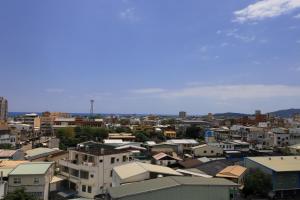 vistas a una ciudad con casas y edificios en Mr.Lee, en Jian