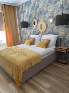 sypialnia z dużym łóżkiem i żółtym kocem w obiekcie Apartament BellaPola Loft w Nysie