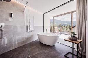 Ένα μπάνιο στο Haller Suites & Restaurant