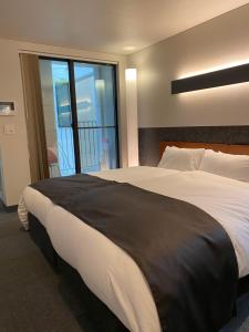 Voodi või voodid majutusasutuse Hotel 草石庵 toas
