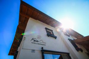 Kia Ora Hotel Restaurant في واغراين: مبنى عليه لافته