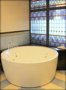 Bathroom sa Best Western Le Cheval Blanc -Vue sur le port-plein centre ville