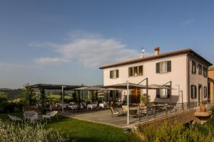 Casa con patio con mesas y sillas en Roccafiore Spa & Resort en Todi