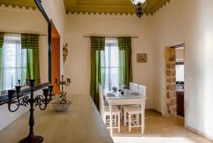 jadalnia ze stołem i lustrem w obiekcie Kristina´s Apartments w mieście Rodos