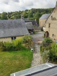 una vista aérea de una casa con patio en Le gite du hibou, en Ménil-Hubert-sur-Orne