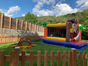 - une aire de jeux pour enfants avec des équipements de jeux dans une cour dans l'établissement Camping du Bourg, à Digne-Les-Bains