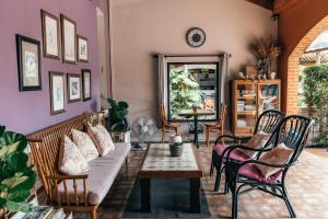 een woonkamer met een bank, stoelen en een spiegel bij Hotel Toscana Trat in Trat