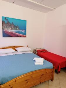ノート・マリーナにあるL'anima della Naturaのベッドルーム1室(ベッド2台、赤毛布付)