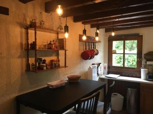 une cuisine avec une table noire et une fenêtre dans l'établissement LA MAISON DE LUCIE, à Veuil