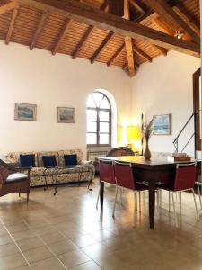 馬爾切西內的住宿－Klimt's Mill overlooking Port，客厅配有桌子和沙发
