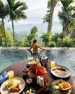 Makanan di atau berdekatan resort