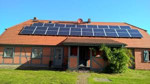 a house with solar panels on the roof at Ferienwohnung Laaslich in Laaslich