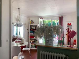 La Croix-sur-Ourcq的住宿－Adorable et amusante maison de campagne，一间带桌子的客厅和一间餐厅
