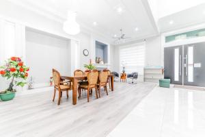 a dining room with a table and chairs at Aaron's Sweet Home in Surrey