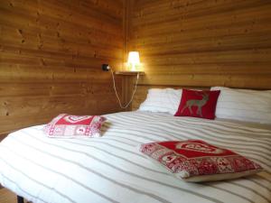 1 dormitorio con cama blanca y almohadas rojas en Appartamento 71 con vista, en Breuil-Cervinia