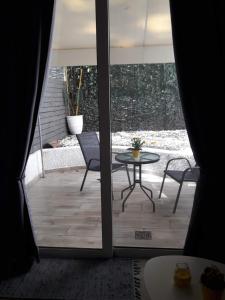 z widokiem na patio ze stołem i krzesłami w obiekcie Kolonaki Luxury backyard Studio w Atenach