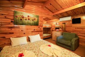 Cama ou camas em um quarto em Oranj Ranch Hotel