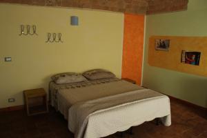 sypialnia z łóżkiem w pokoju w obiekcie Bed&climb Orco w mieście Orco Feglino