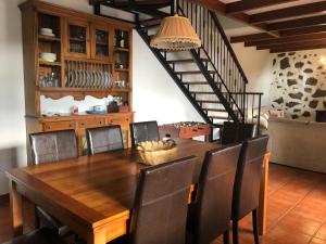 a dining room with a wooden table and chairs at CASA RURAL BUENAVISTA in Guarazoca