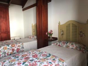 Tempat tidur dalam kamar di CASA RURAL BUENAVISTA
