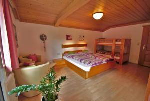 ein Schlafzimmer mit einem Bett und einem Etagenbett in der Unterkunft Appartement Ripper in Saalbach-Hinterglemm