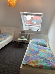 ビューズムにあるHaus-Norderpiepのベッドルーム1室(ベッド2台、窓付)