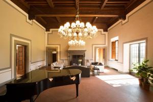 uma ampla sala de estar com uma mesa e um lustre em Castello Di Gabbiano em Mercatale Val Di Pesa