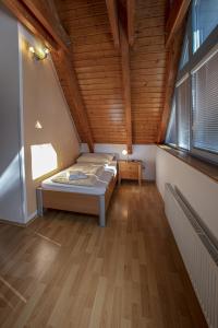 リプノ・ナト・ヴルタヴォウにあるApartment Riviera 503-17 Lipno Homeの木製の天井が特徴のベッドルーム1室(ベッド1台付)