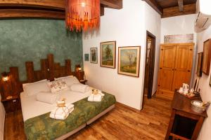- une chambre avec un grand lit dans l'établissement B&B Aloe Ranch Elba, à Rio nellʼElba