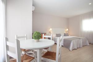Postel nebo postele na pokoji v ubytování Apartamentos Ribera