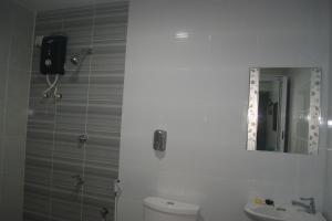 y baño con aseo, lavabo y espejo. en HOTEL SHAFURA 2 en Cukai