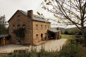 stary ceglany dom z podjazdem w obiekcie Casa Rural Penaquente w mieście Santa Marta de Ortigueira