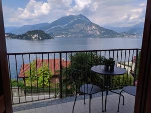 een balkon met uitzicht op een meer en de bergen bij SWEET VIEW in Varenna